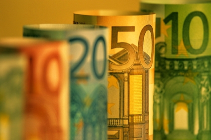 Euro mở ra trong bối cảnh tin tức nợ chung